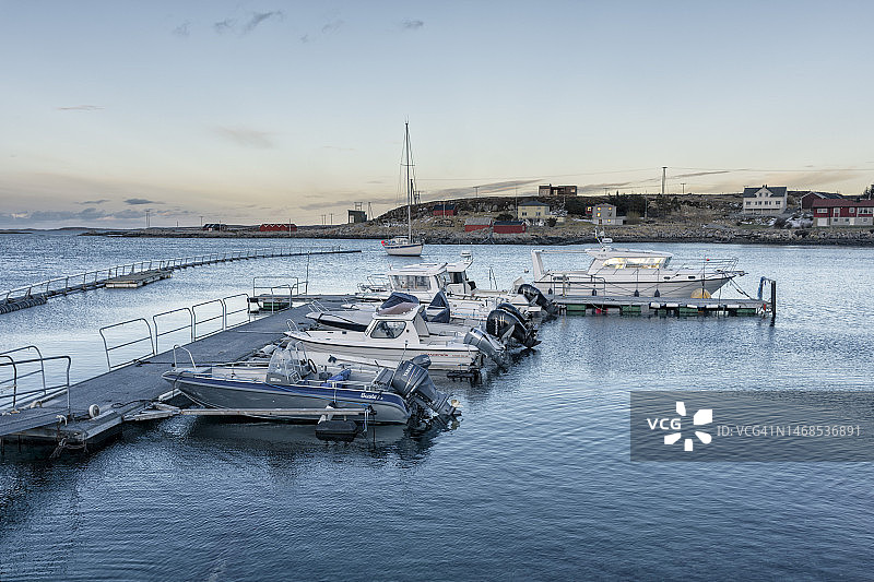 高角度的观点，船停泊在港口对天空，挪威图片素材