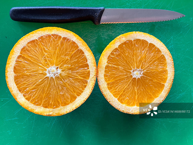 切成薄片的橘子和一把刀图片素材