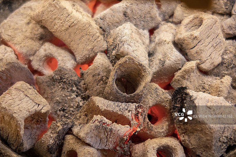 木炭火，特写煤燃烧在烧烤图片素材