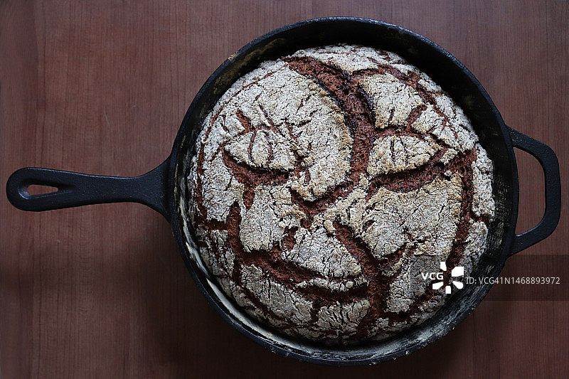 荷兰烤箱乡村黑麦面包与花式图案得分顶部图片素材