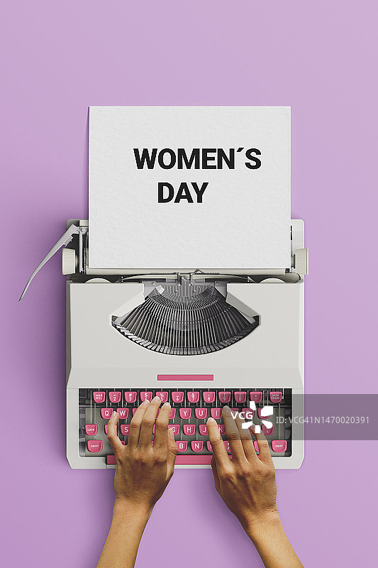 妇女在纸和打字机上的历史月图片素材