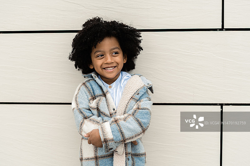 一个可爱的，微笑的非裔美国小男孩的肖像图片素材