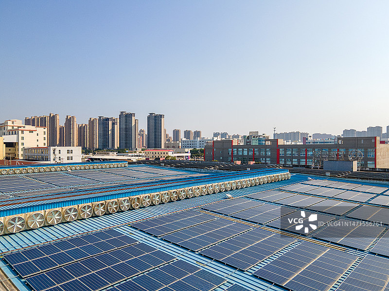 光伏太阳能电站安装在工厂的屋顶上图片素材