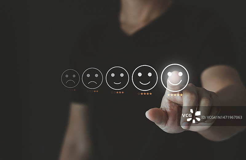 客户服务及业务满意度调查。商家在虚拟触摸屏上按下图标笑脸表情，并给出五星标志，以提高产品和服务理念的评级。图片素材