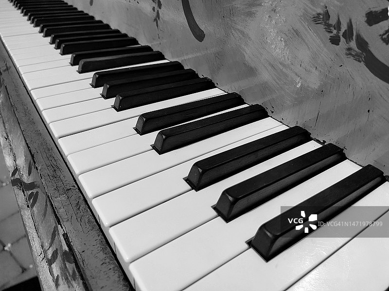 钢琴是一种有打击乐器和键盘的乐器。八度是一种音程，在这个音程中，声音的频率比是一比二。黑白单色图片素材
