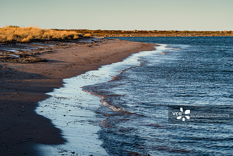 海浪拍打在美丽的海滩上的北欧冬季光在遥远的Jurmo岛图尔库群岛波罗的海芬兰图片素材