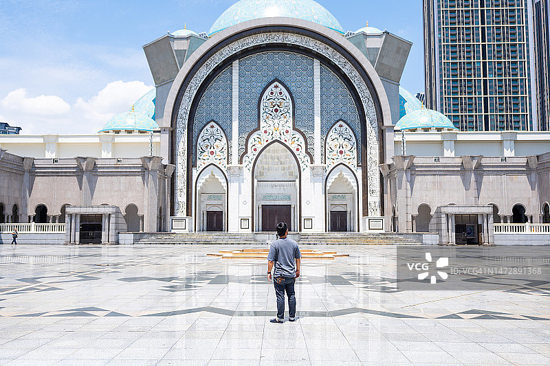 一名游客站在吉隆坡的联邦领土清真寺或威拉亚·珀瑟库团清真寺的后视图图片素材