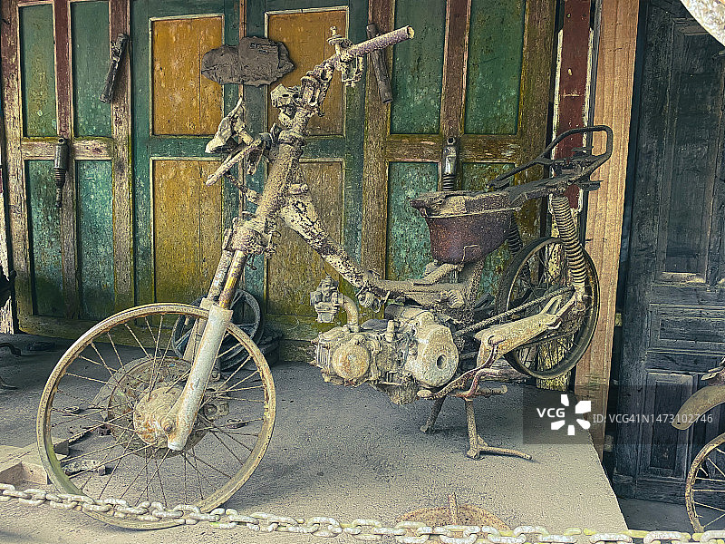 生锈的摩托车图片素材