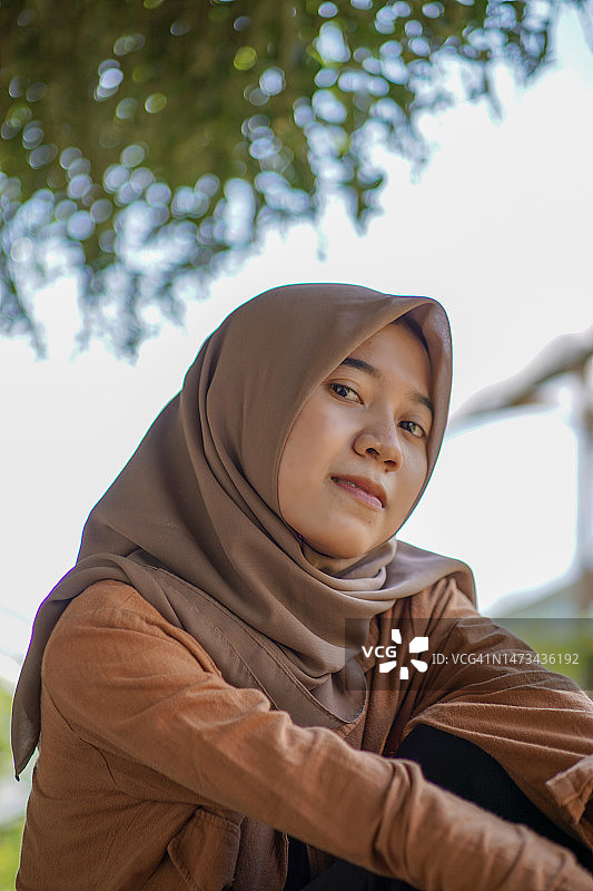 一名穆斯林妇女戴着现代面纱的特写镜头图片素材