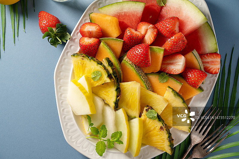 夏季水果拼盘开胃菜，西瓜，菠萝，甜瓜和草莓。图片素材