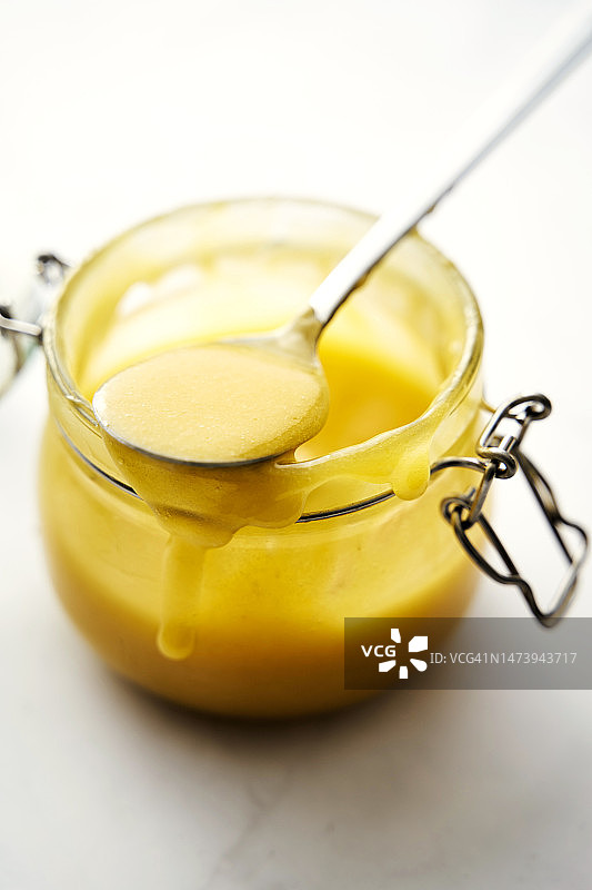 柠檬凝乳在罐子里，勺子伸出罐子，俯视图图片素材