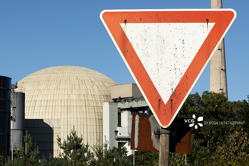 核电站的圆顶标志“让行”图片素材