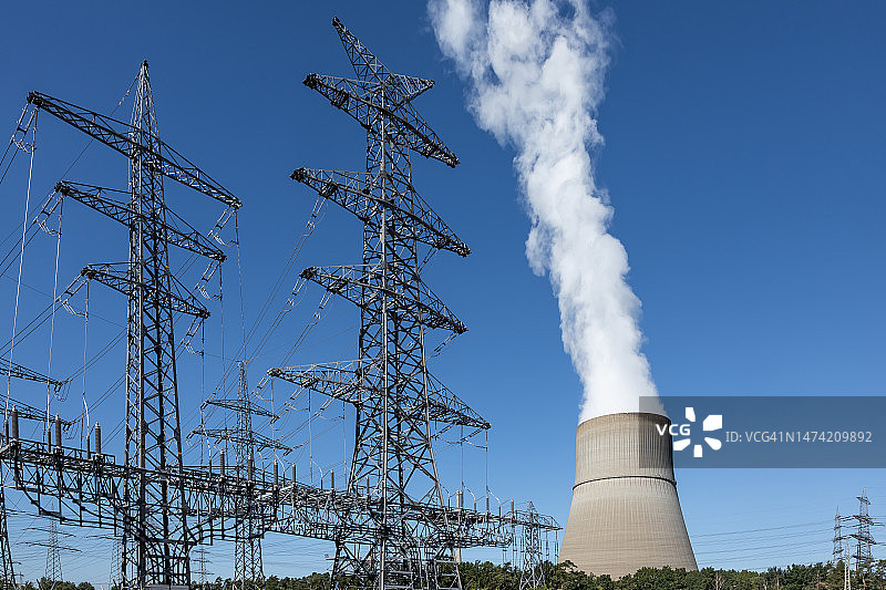 核电站冷却塔和大型电塔图片素材