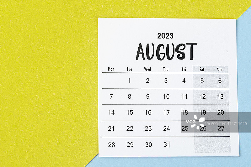 日历台2023:8月是组织者用双色纸张背景进行计划和截止日期的月份。图片素材
