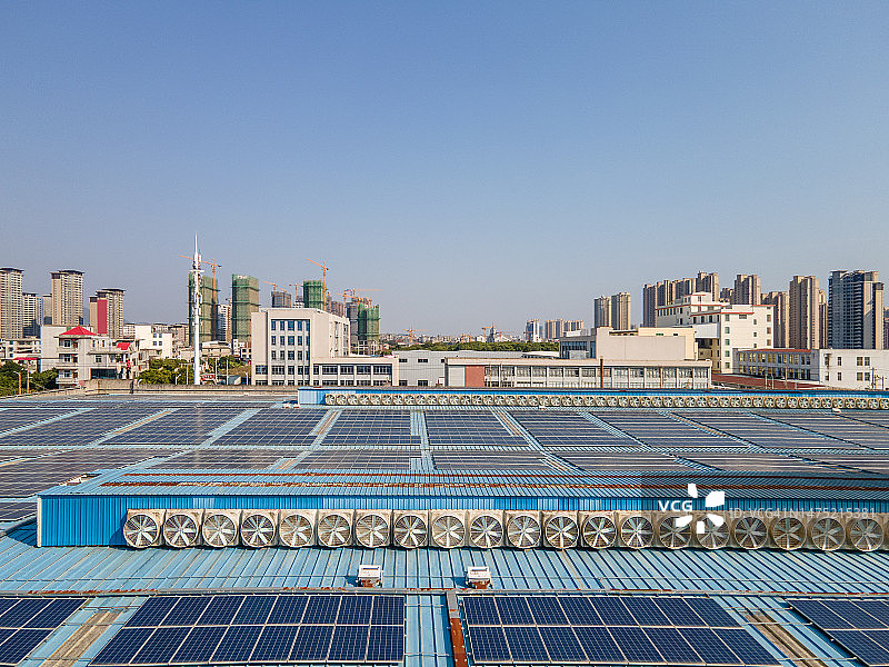 安装在城市建筑和屋顶上的光伏太阳能图片素材