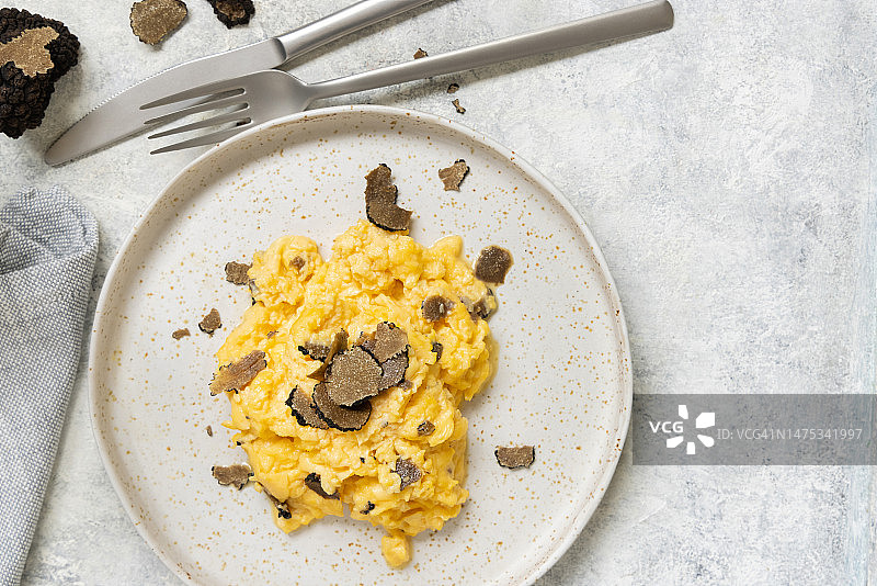 来自意大利的新鲜黑松露炒鸡蛋，餐盘俯视图，美食早餐，布林迪西，意大利图片素材