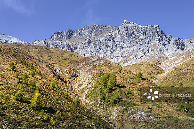 瑞士阿尔卑斯山，格劳宾登，恩加丁山谷，圣莫里茨附近的高山景观图片素材