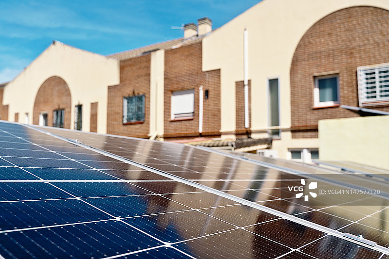 蓝色太阳能电池板安装在住宅屋顶的详细视图图片素材