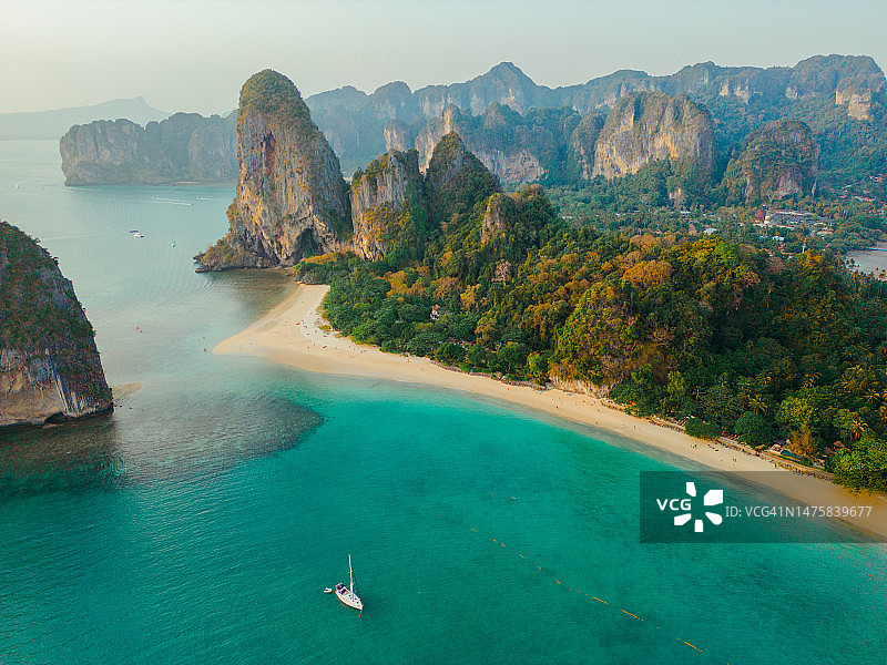 泰国莱利海滩附近游艇的鸟瞰图图片素材
