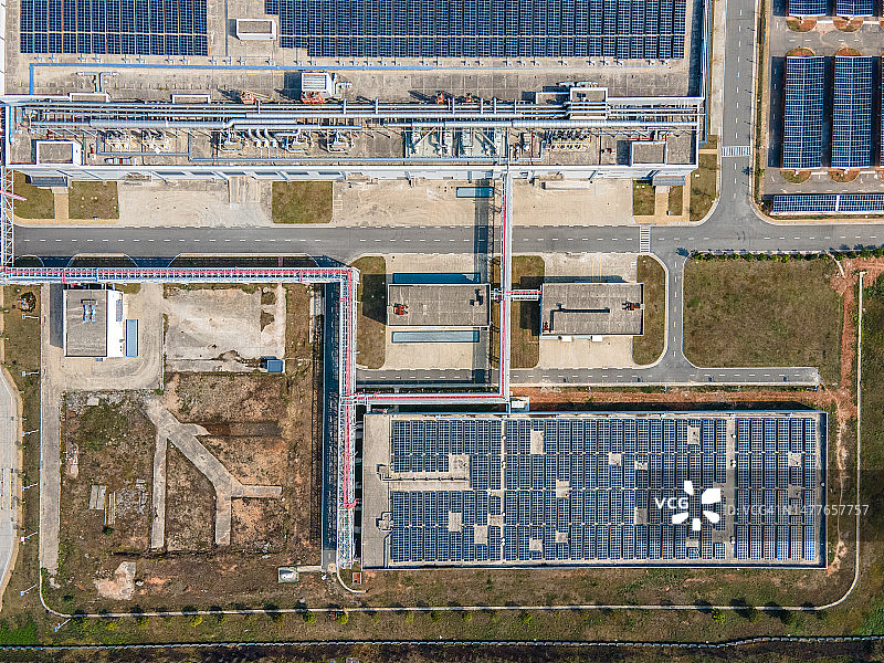 大型新能源工厂安装光伏太阳能发电图片素材