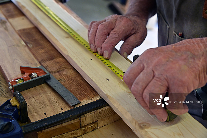 木匠测量木板的特写镜头图片素材