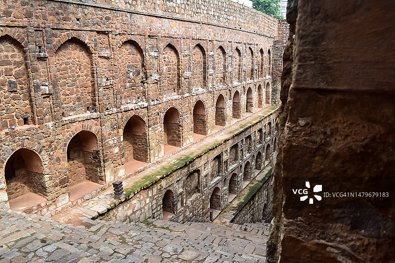 Agrasen Ki Baoli - Step Well位于印度新德里康诺特中部，古老的古代考古建筑图片素材