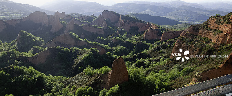 美丽的景色，红色的山和绿色的田野，拉斯梅杜拉斯，莱昂，卡斯蒂利亚，西班牙，罗马尼亚图片素材