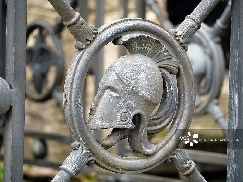 法国巴黎一座古墓的金属栏杆上的斯巴达头盔图片素材