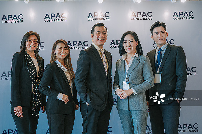 以亚太商务会议为背景的多元化亚洲商务人士肖像图片素材