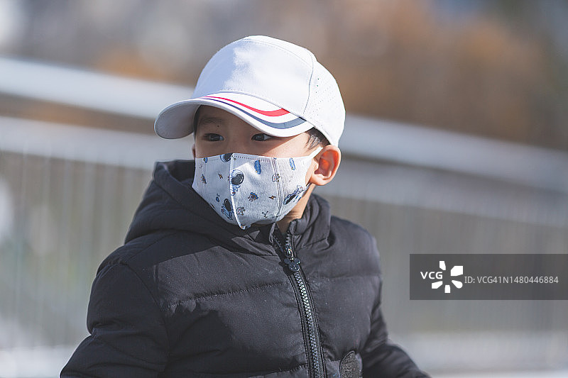 孩子们戴口罩是为了保护自己免受病毒和空气污染的伤害。图片素材