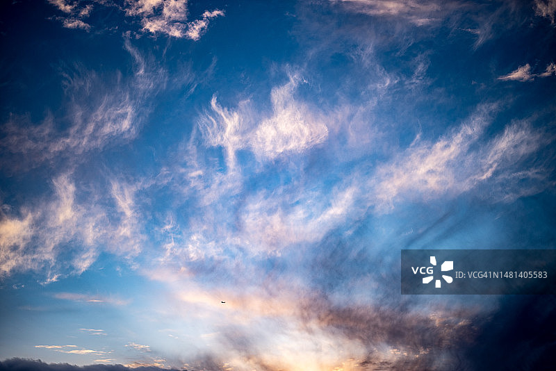 天空中云的低角度视图，山景城，加利福尼亚州，美国图片素材