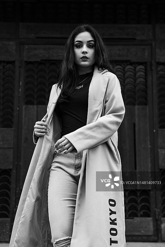 罗马尼亚，年轻女子站在建筑物前的肖像图片素材