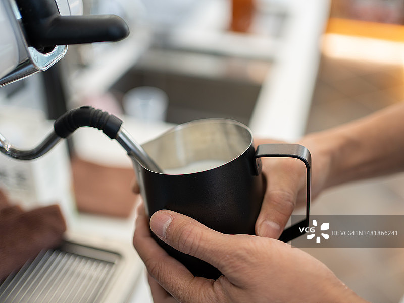 用咖啡机加热牛奶的特写镜头图片素材