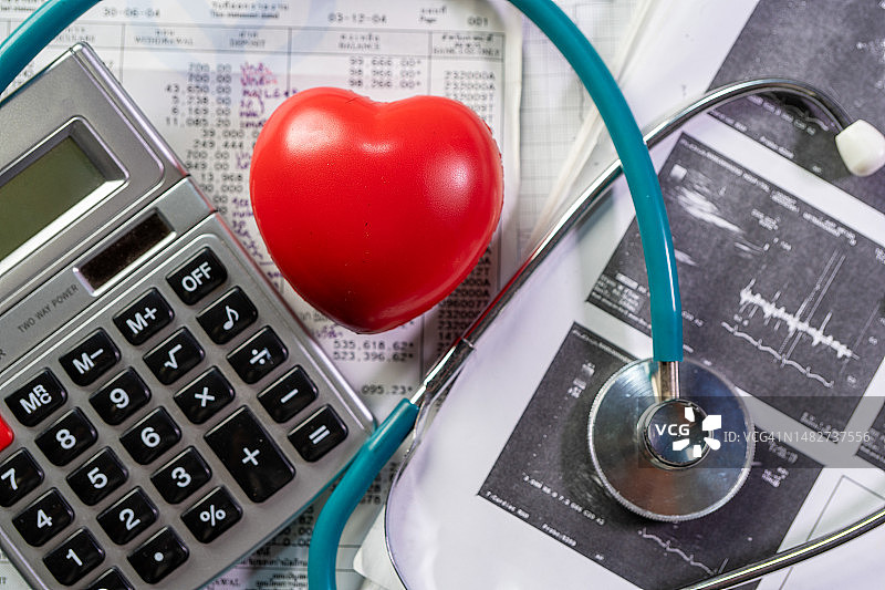 心脏病，医疗保健费用的概念。图片素材