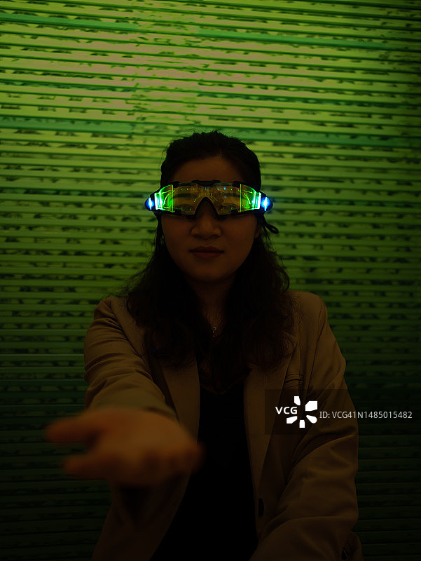 女性佩戴VR眼镜的奇妙体验图片素材