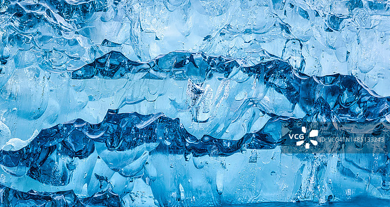 从冰山中提取蓝色冰裂缝图片素材