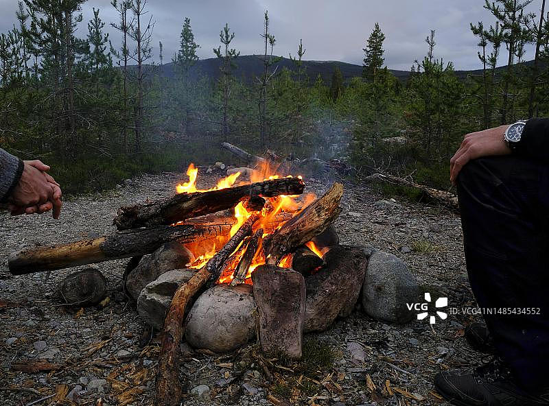 夏至前后明亮夜晚的篝火，瑞典哈尔耶达伦图片素材