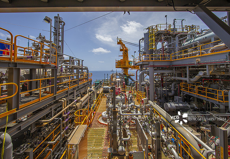 海上石油平台生产甲板图片素材