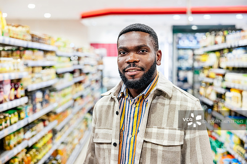 一名男子在超市买杂货的画像图片素材