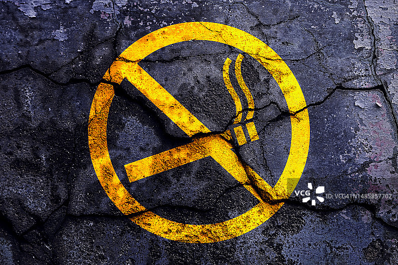 禁止吸烟标志黄色与破碎的水泥墙深色复古风格背景禁止吸烟图片素材