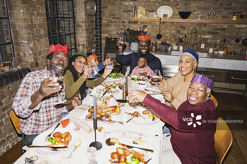 多代黑人家庭在庆祝圣诞午餐图片素材