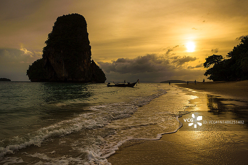 泰国甲米的日落海滩。图片素材