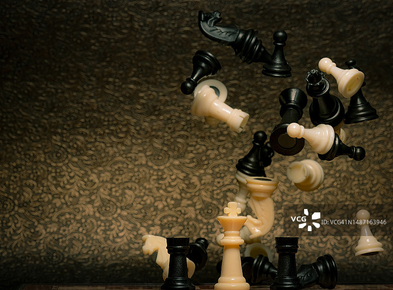 国际象棋棋类游戏企业战略管理和成功理念具有竞争和成功战略的领导者在棋类游戏中拯救国王战略国王的权力和赢得游戏棋子国际象棋，罗马尼亚图片素材