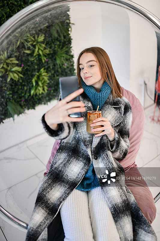 可爱的女性和她的玻璃咖啡自拍时间图片素材