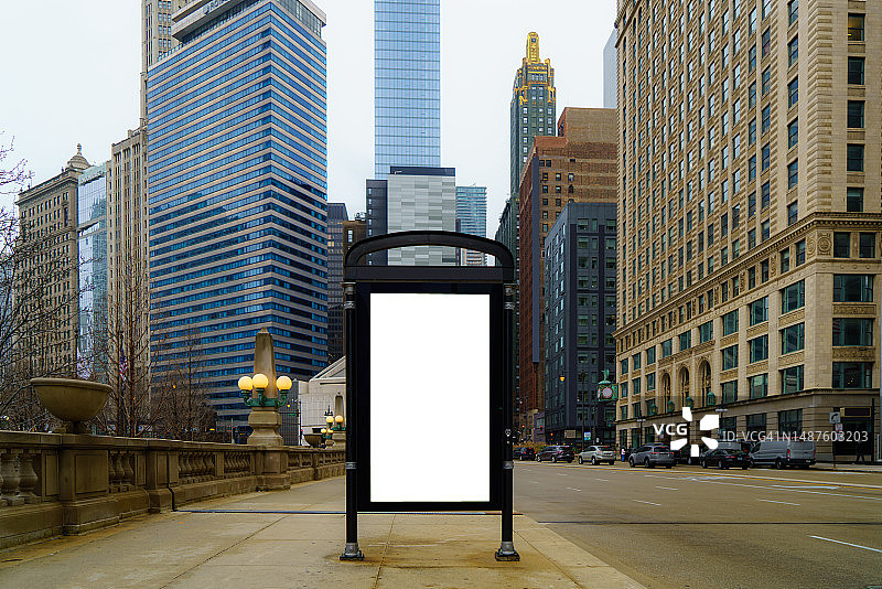 美国伊利诺斯州芝加哥市街道上的白色模拟空白垂直广告牌图片素材