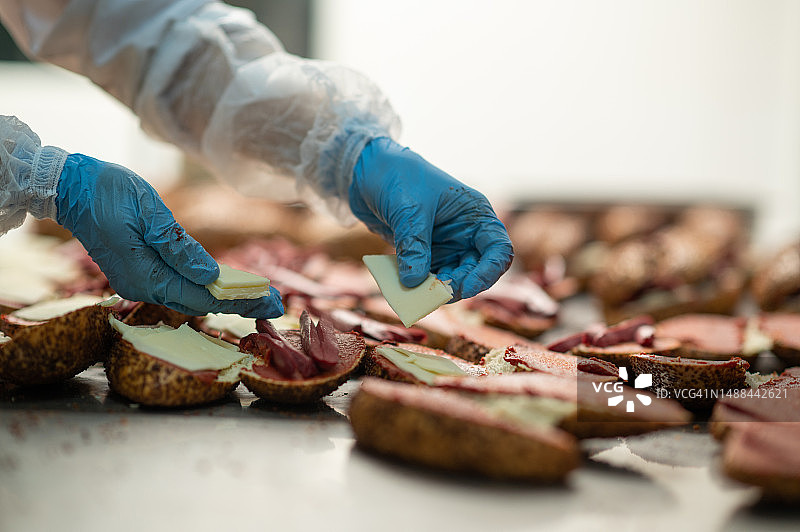 一位在面包店做三明治的女员工图片素材