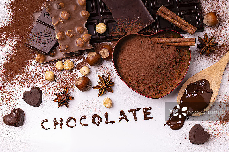 黑巧克力配榛子和香料，产自意大利图片素材