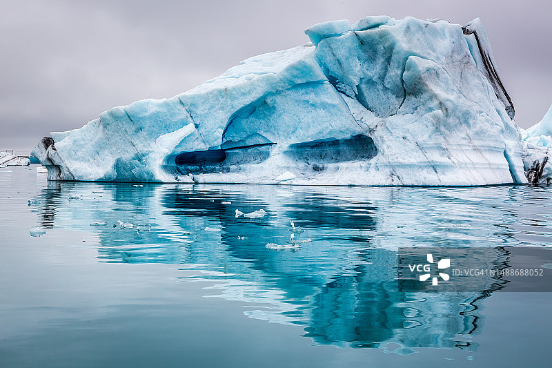 海中冰山对着天空的美景图片素材
