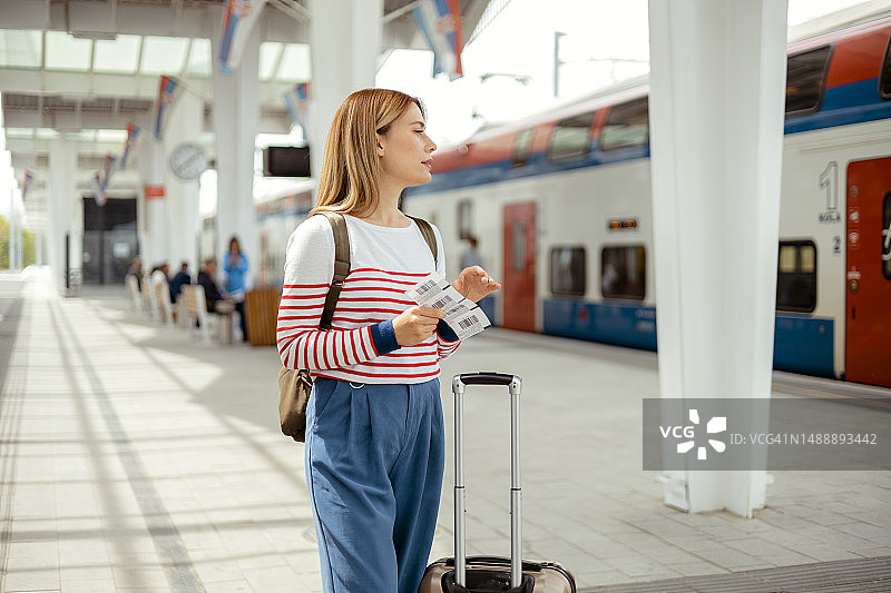 火车站的女旅客图片素材