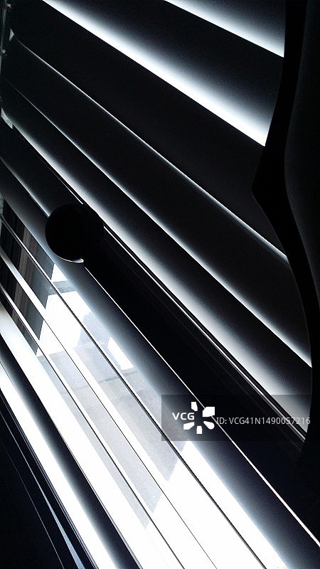 黑色和白色的窗户遮阳与黑色和白色的对角线图片素材